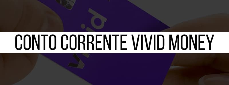 Scritta nera conto corrente Vivid Money su rettangolo bianco e sfondo scuro con carta di credito viola Vivid tenuta tra 2 mani